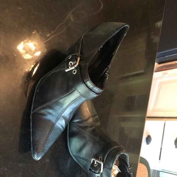 Reaction Kenneth Cole black size 8 booties - Picture 3 of 9